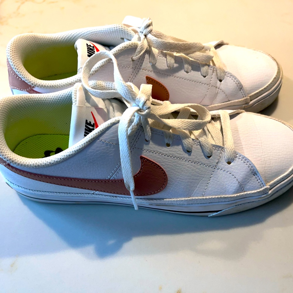 Size 9 Women’s Nike Legacy Court Sneakers - Gently Used. Excellent Cond…